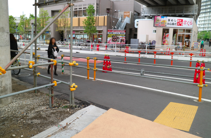 2. 道路に出てすぐ左折します。